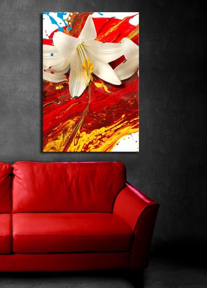 Canvastavla 70x100 cm - Vit lilja som framträder mot en bakgrund av intensiva röda och gula färger - Röd / Gul / Vit - Inredning & dekor - Tavlor & konst - Canvastavla