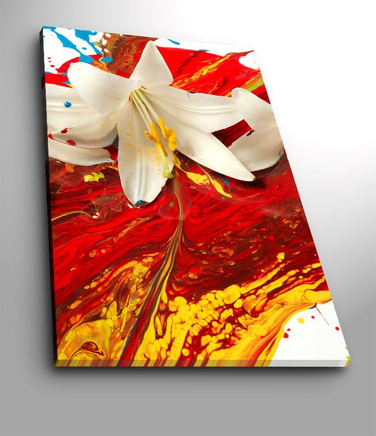 Canvastavla 70x100 cm - Vit lilja som framträder mot en bakgrund av intensiva röda och gula färger - Röd / Gul / Vit - Inredning & dekor - Tavlor & konst - Canvastavla