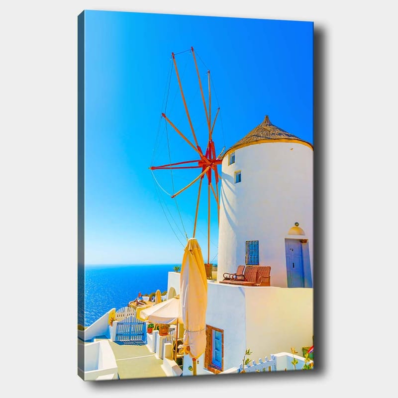 Canvastavla 70x100 cm - Vit vindmölla med röd rotor på en klippa vid havet, omgiven av klarblå himmel och hav - Vit / Röd / Blå - Inredning & dekor - Tavlor & konst - Canvastavla
