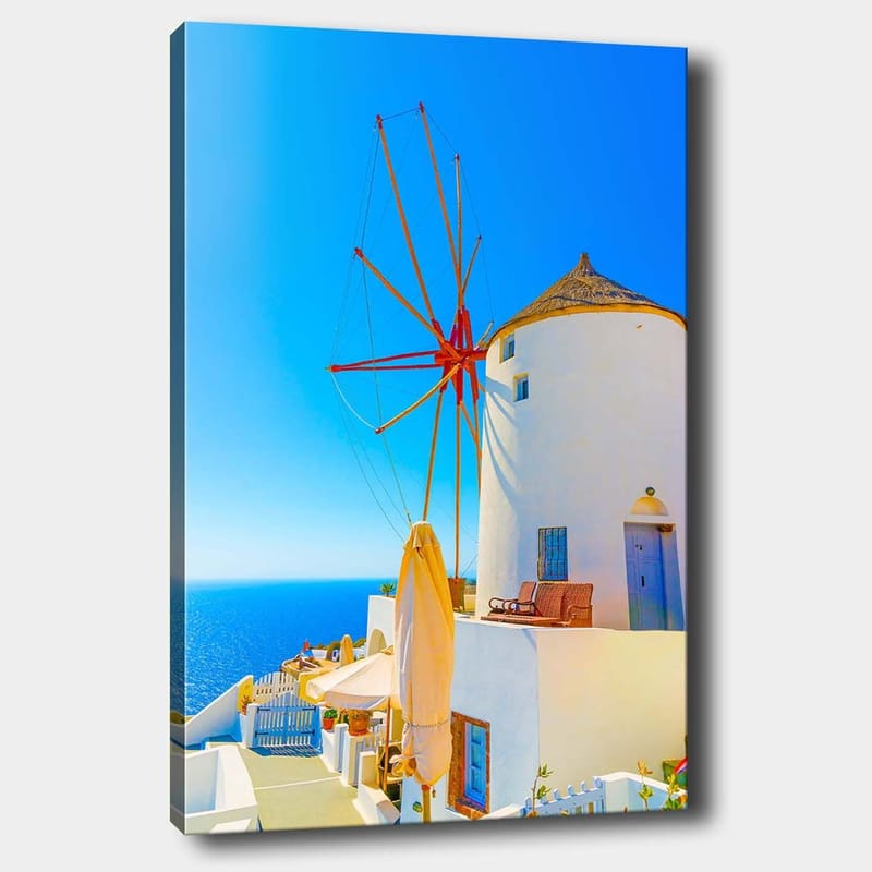Canvastavla 70x100 cm - Vit vindmölla med röd rotor på en klippa vid havet, omgiven av klarblå himmel och hav - Vit / Röd / Blå - Inredning & dekor - Tavlor & konst - Canvastavla