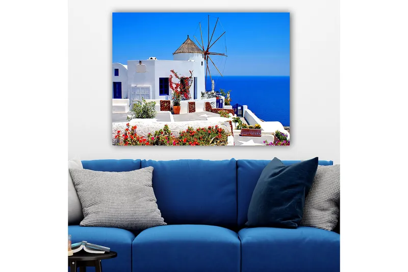 Canvastavla 70x100 cm - Pittoresk vy av en vitkalkad byggnad med en traditionell vindmölla och färgglada blommor i Santorini - Vit / Blå / Röd - Inredning & dekor - Tavlor & konst - Canvastavla