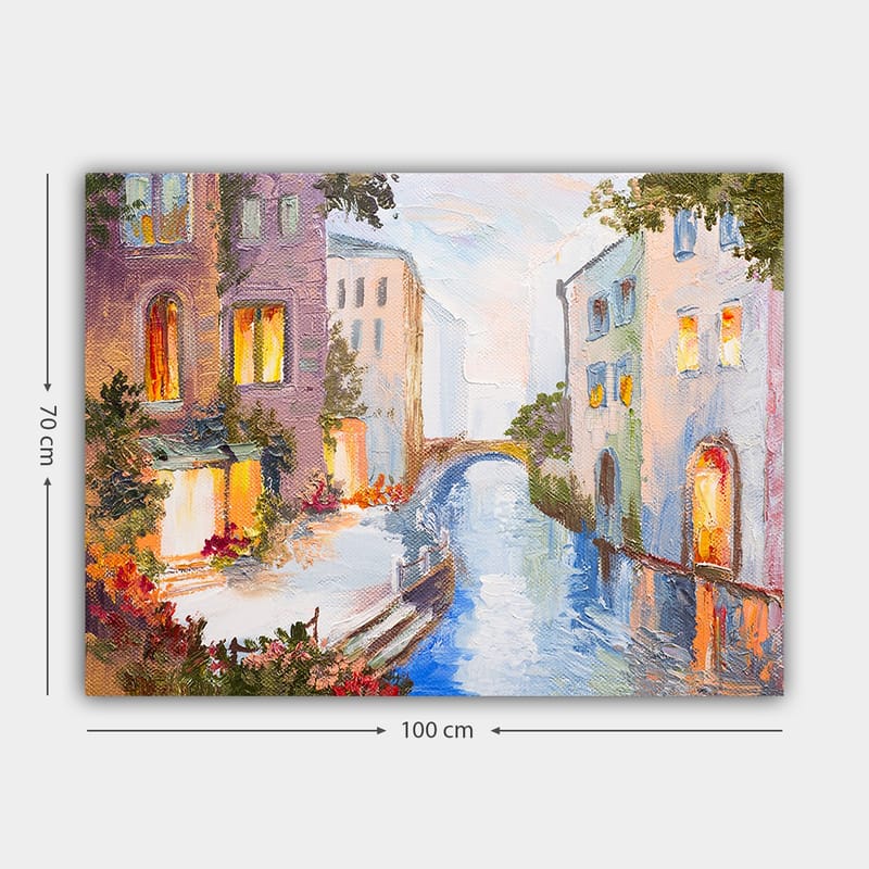 Canvastavla 70x100 cm - Pittoresk kanal med färgglada hus och en bro som speglas i vattnet - Ljusblå / Lila / Orange - Inredning & dekor - Tavlor & konst - Canvastavla