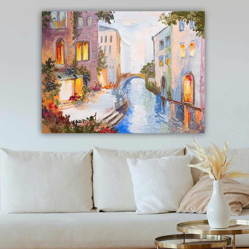 Canvastavla 70x100 cm - Pittoresk kanal med färgglada hus och en bro som speglas i vattnet - Ljusblå / Lila / Orange - Inredning & dekor - Tavlor & konst - Canvastavla