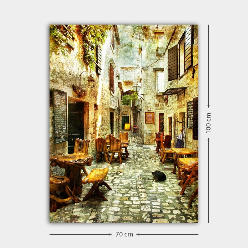 Canvastavla 70x100 cm - Pittoresk gränd med träbord och stolar, omgiven av gamla stenhus - Brun / Grå / Grön - Inredning & dekor - Tavlor & konst - Canvastavla
