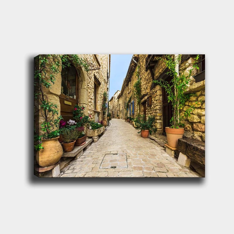 Canvastavla 70x100 cm - Pittoresk gränd i en gammal by med stenhus och blomkrukor, Beige / Grön / Terrakotta