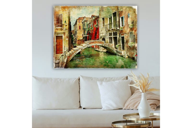 Canvastavla 70x100 cm - Pittoresk kanal med en bro omgiven av färgglada byggnader i Venedig - Röd / Grön / Beige - Inredning & dekor - Tavlor & konst - Canvastavla