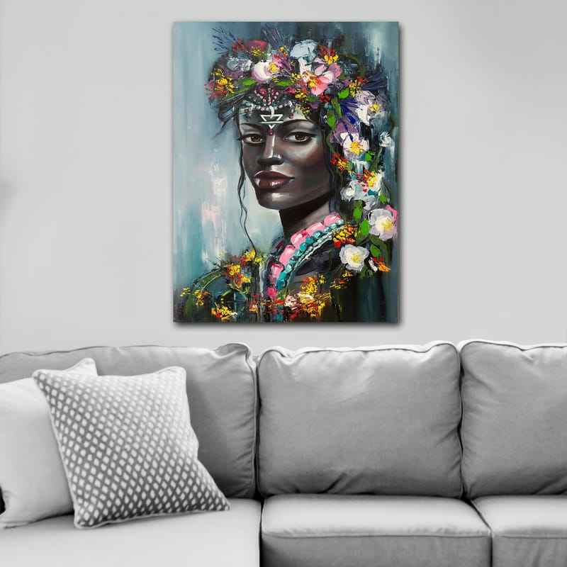 Canvastavla 70x100 cm - Porträtt av en kvinna med blommor i håret och en mystisk uttryck - Svart / Rosa / Grön - Inredning & dekor - Tavlor & konst - Canvastavla