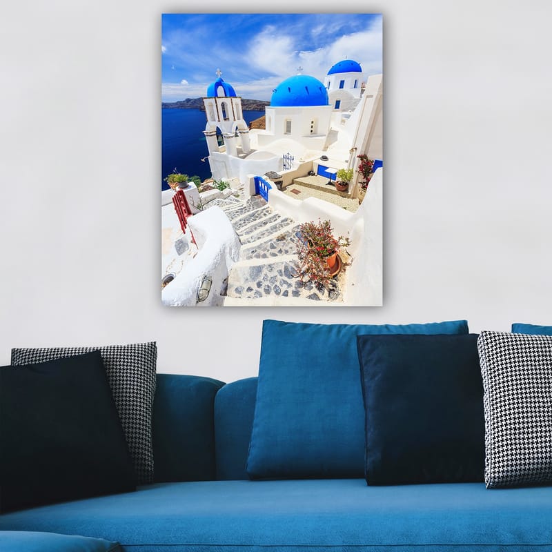 Canvastavla 70x100 cm - Pittoresk vy av vita hus med blå kupoler och en stenlagd väg i en grekisk ö-miljö - Blå / Vit - Inredning & dekor - Tavlor & konst - Canvastavla