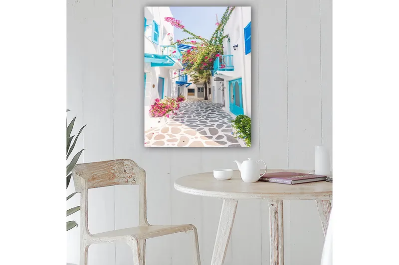 Canvastavla 70x100 cm - Pittoresk gränd med vita hus och färgglada blommor i en medelhavsmiljö - Blå / Rosa / Vit - Inredning & dekor - Tavlor & konst - Canvastavla