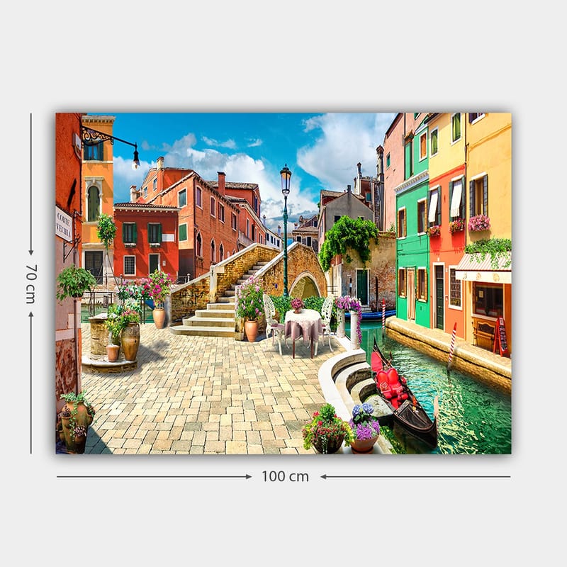 Canvastavla 70x100 cm - Pittoresk kanal med färgglada hus och blomsterdekorationer i en charmig italiensk stadsmiljö - Röd / Grön / Gul - Inredning & dekor - Tavlor & konst - Canvastavla
