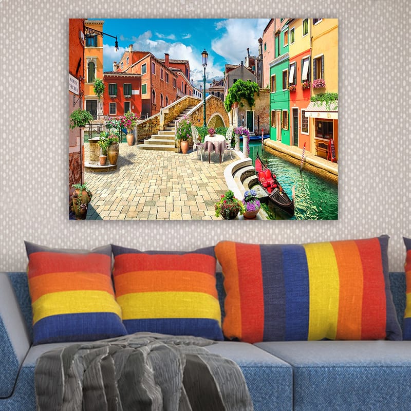 Canvastavla 70x100 cm - Pittoresk kanal med färgglada hus och blomsterdekorationer i en charmig italiensk stadsmiljö - Röd / Grön / Gul - Inredning & dekor - Tavlor & konst - Canvastavla