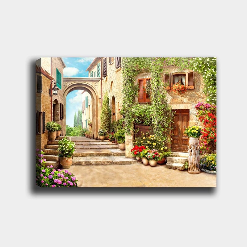 Canvastavla 70x100 cm - Pittoresk gata med blommor och grönska i en charmig bymiljö - Grön / Gul / Rosa - Inredning & dekor - Tavlor & konst - Canvastavla