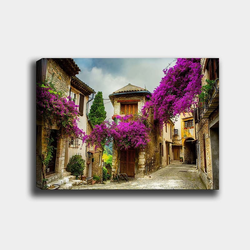 Canvastavla 70x100 cm - Pittoresk gränd omgiven av färgglada blommor i en charmig bymiljö - Lila / Grön / Beige - Inredning & dekor - Tavlor & konst - Canvastavla