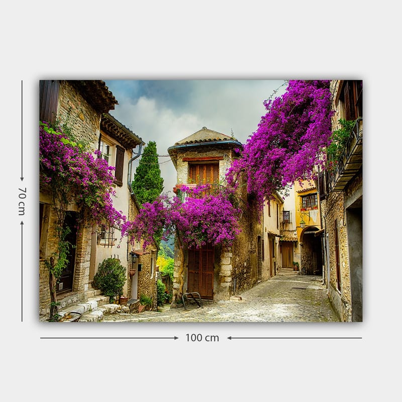 Canvastavla 70x100 cm - Pittoresk gränd omgiven av färgglada blommor i en charmig bymiljö - Lila / Grön / Beige - Inredning & dekor - Tavlor & konst - Canvastavla