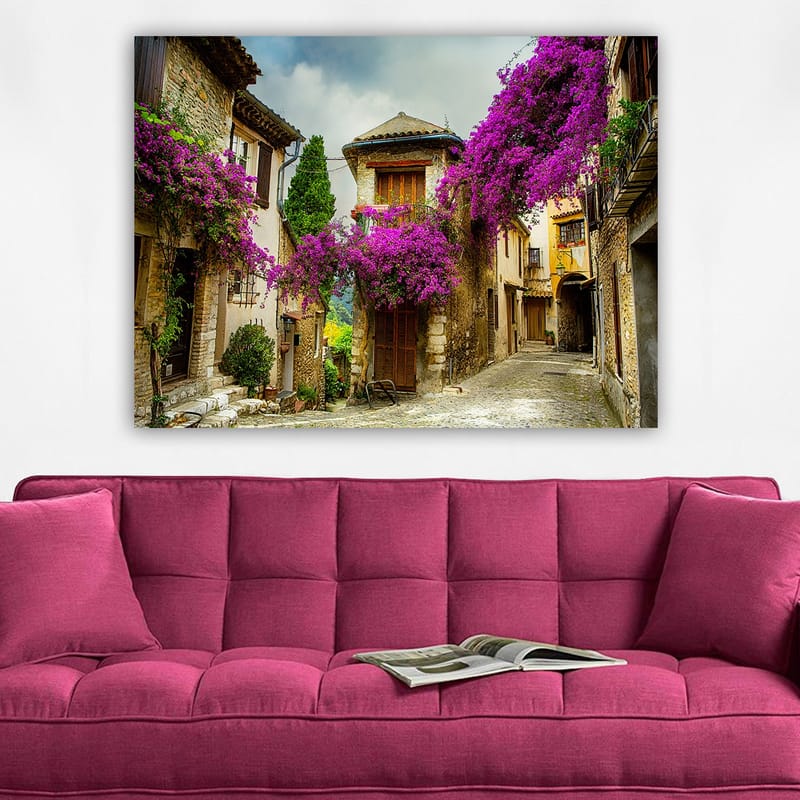 Canvastavla 70x100 cm - Pittoresk gränd omgiven av färgglada blommor i en charmig bymiljö - Lila / Grön / Beige - Inredning & dekor - Tavlor & konst - Canvastavla