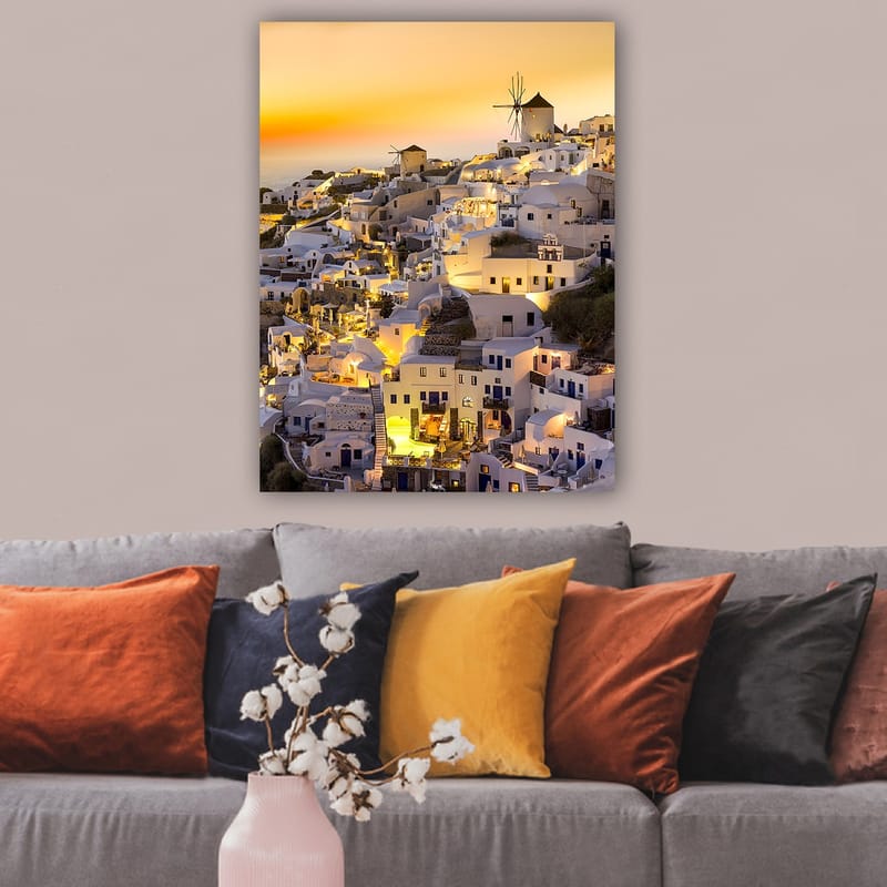 Canvastavla 70x100 cm - Pittoresk vy av Santorini med vita hus och en vindmölla i solnedgångens ljus - Vit / Gul / Orange - Inredning & dekor - Tavlor & konst - Canvastavla