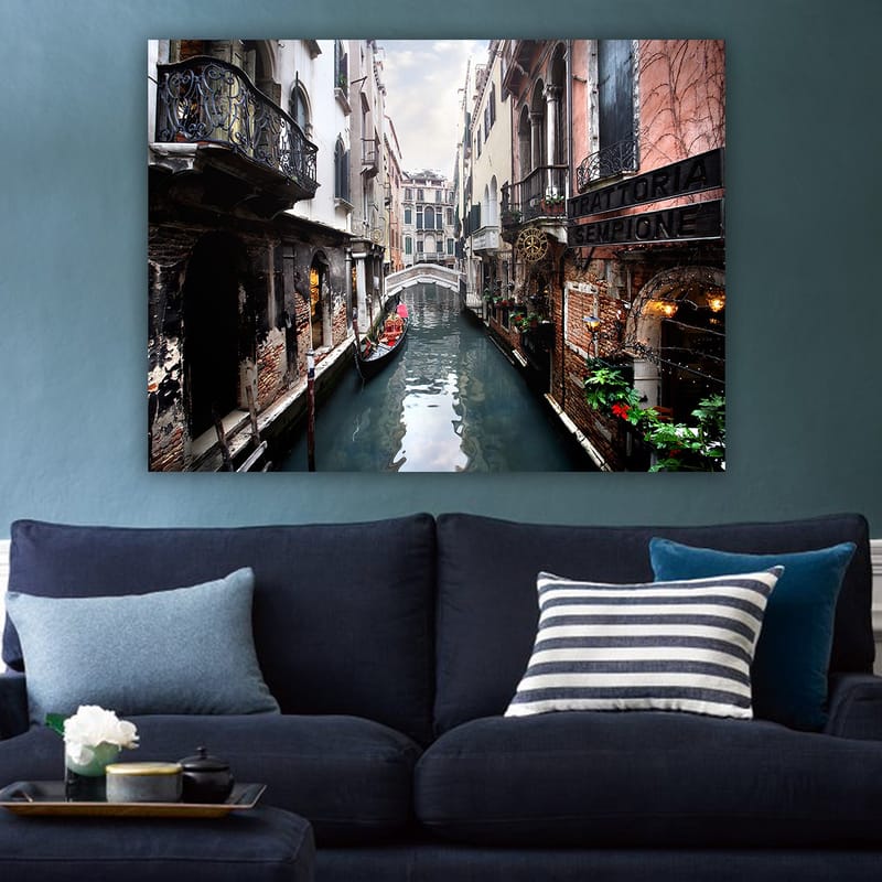 Canvastavla 70x100 cm - Pittoresk kanal i Venedig med gondoler och historiska byggnader - Mörkblå / Tegelröd / Grön - Inredning & dekor - Tavlor & konst - Canvastavla