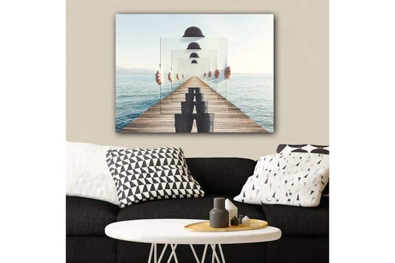 Canvastavla 70x100 cm - Person som håller upp flera genomskinliga skivor som skapar en illusion av djup och perspektiv på en brygga vid vattnet - Blå / Svart / Vit - Inredning & dekor - Tavlor & konst - Canvastavla