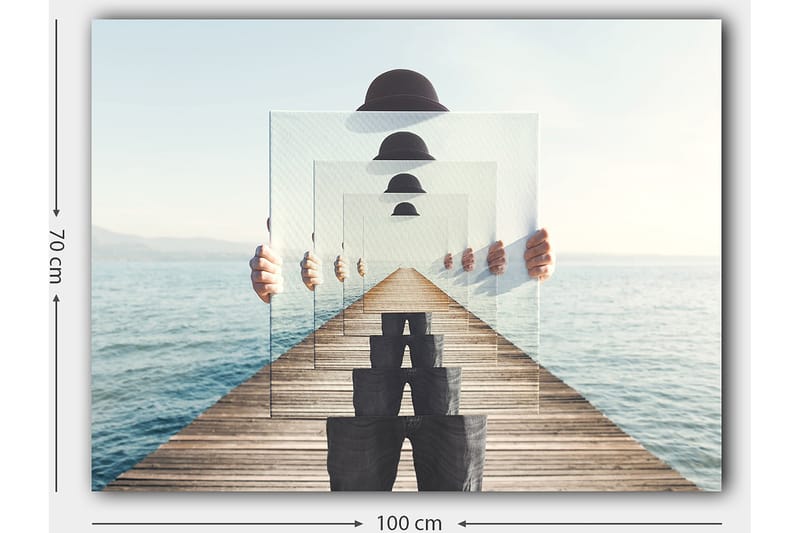 Canvastavla 70x100 cm - Person som håller upp flera genomskinliga skivor som skapar en illusion av djup och perspektiv på en brygga vid vattnet - Blå / Svart / Vit - Inredning & dekor - Tavlor & konst - Canvastavla