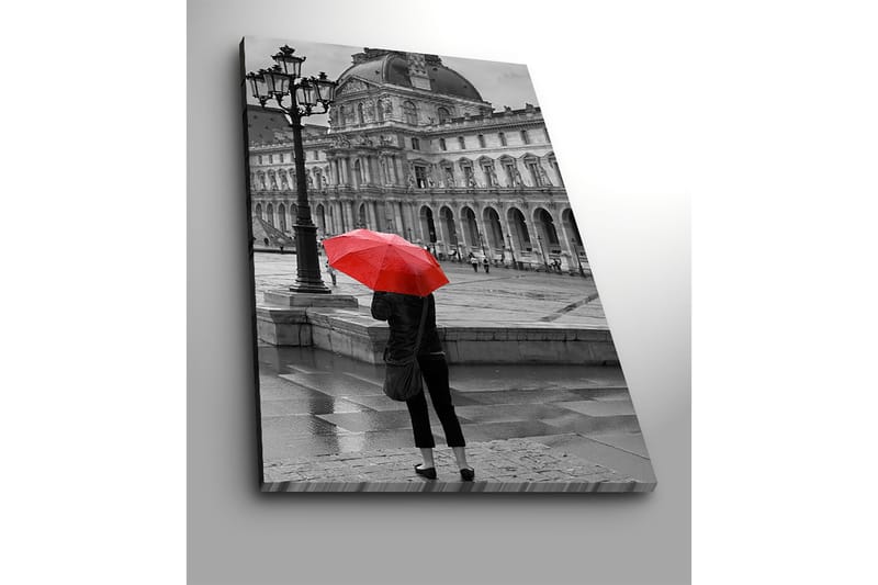 Canvastavla 70x100 cm - Person står med ett rött paraply i en regnig stadsmiljö framför en historisk byggnad - Röd / Svart - Inredning & dekor - Tavlor & konst - Canvastavla