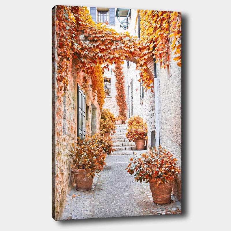 Canvastavla 70x100 cm - Pittoresk gränd omgiven av färgglada höstlöv och krukväxter - Orange / Brunt / Gult - Inredning & dekor - Tavlor & konst - Canvastavla