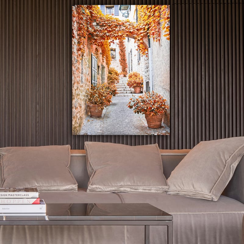 Canvastavla 70x100 cm - Pittoresk gränd omgiven av färgglada höstlöv och krukväxter - Orange / Brunt / Gult - Inredning & dekor - Tavlor & konst - Canvastavla
