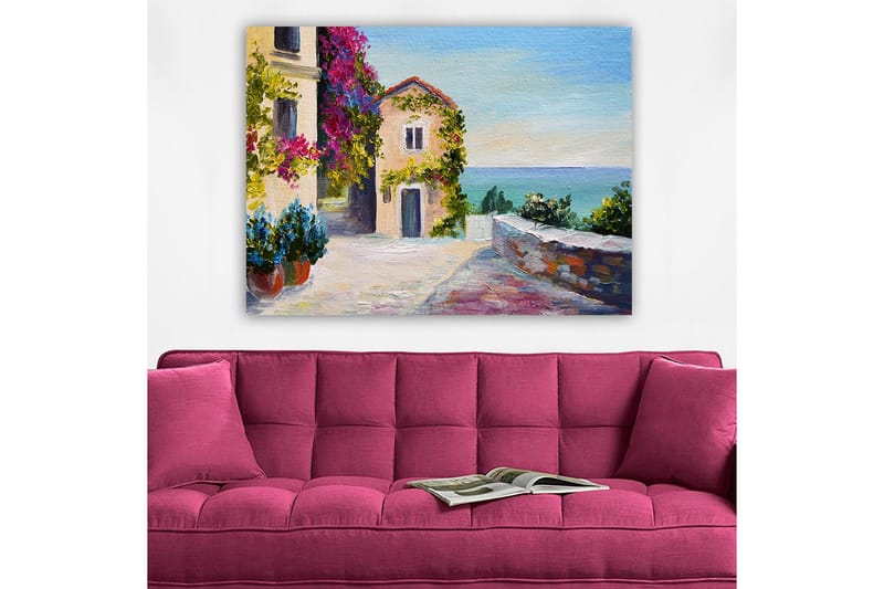 Canvastavla 70x100 cm - Pittoresk kustscen med färgglada hus och blommor som omger en lugn gata vid havet - Blå / Grön / Rosa - Inredning & dekor - Tavlor & konst - Canvastavla