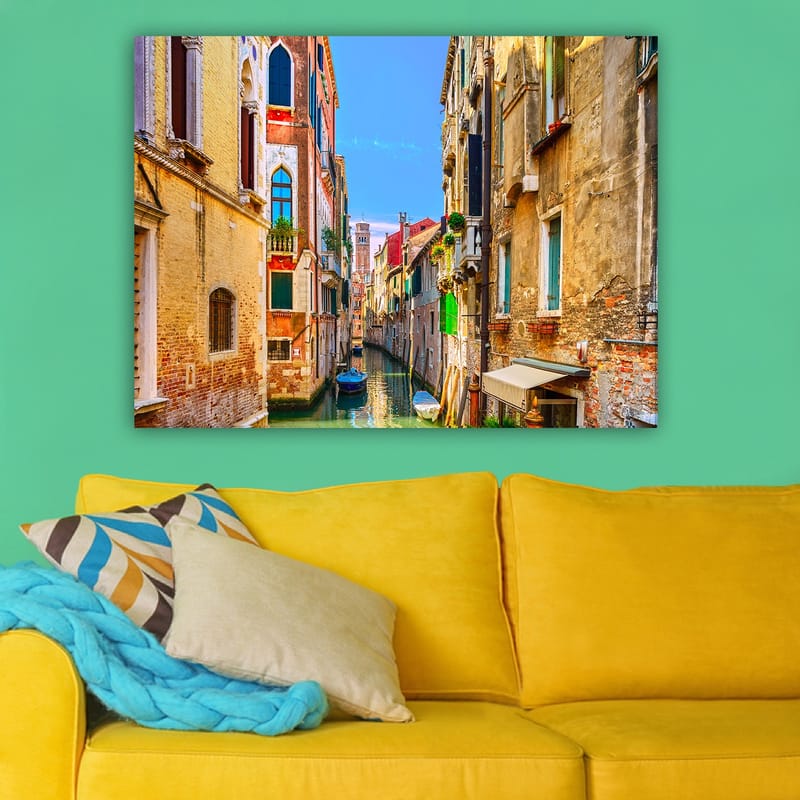 Canvastavla 70x100 cm - Pittoresk kanal i Venedig omgiven av färgglada byggnader - Gult / Rött / Grönt - Inredning & dekor - Tavlor & konst - Canvastavla
