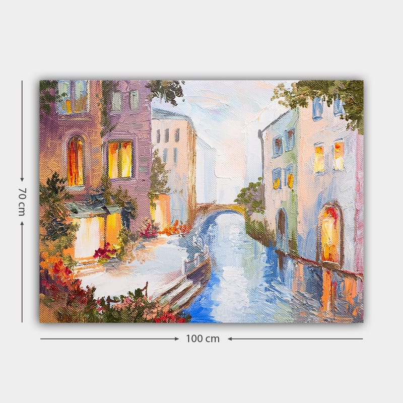 Canvastavla 70x100 cm - Pittoresk kanal med färgglada hus och en bro som speglas i vattnet - Ljusblå / Lila / Orange - Inredning & dekor - Tavlor & konst - Canvastavla