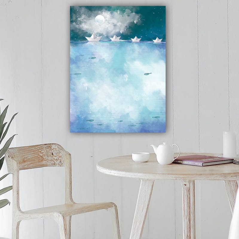 Canvastavla 70x100 cm - Pappersbåtar som seglar på en lugn, blå sjö under en stjärnklar natt med en måne - Ljusblå / Turkos / Vit - Inredning & dekor - Tavlor & konst - Canvastavla