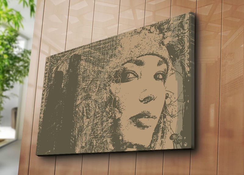 Canvastavla 70x100 cm - Porträtt av en kvinna med en mystisk och uttrycksfull blick - Beige / Brun - Inredning & dekor - Tavlor & konst - Canvastavla