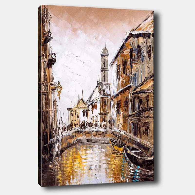 Canvastavla 70x100 cm - Pittoresk kanal med historiska byggnader och båtar i en stadsmiljö, Guld / Brun / Vit