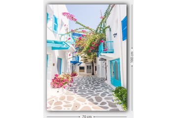 Canvastavla 70x100 cm - Pittoresk gränd med vita hus och färgglada blommor i en medelhavsmiljö - Blå / Rosa / Vit - Inredning & dekor - Tavlor & konst - Canvastavla