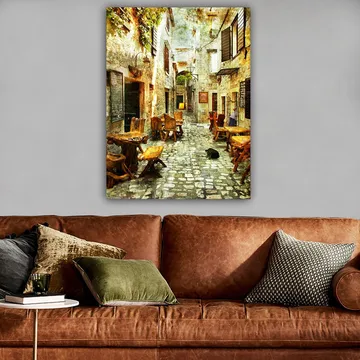 Canvastavla 70x100 cm - Pittoresk gränd med träbord och stolar, omgiven av gamla stenhus - Brun / Grå / Grön - Inredning & dekor - Tavlor & konst - Canvastavla