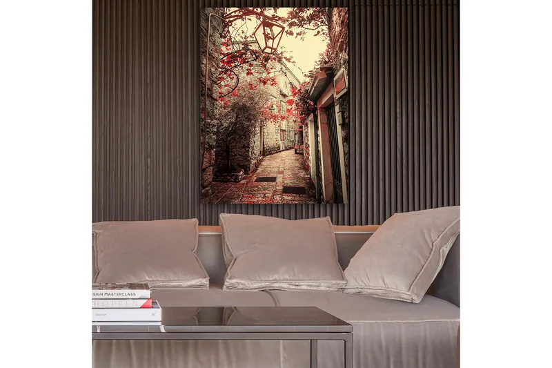 Canvastavla 70x100 cm - Pittoresk gränd kantad av gamla byggnader och blommor i röd nyans, Röd / Beige