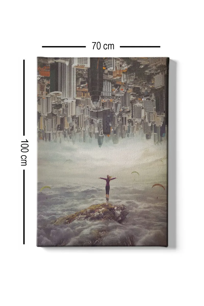 Canvastavla 70x100 cm - Person står med utsträckta armar på en klippa ovanför molnen, med en stad i bakgrunden som är upp och ner - Grå / Beige / Mörkblå - Inredning & dekor - Tavlor & konst - Canvastavla