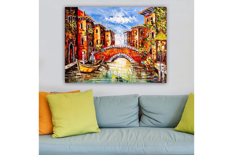 Canvastavla 70x100 cm - Pittoresk kanal med färgglada byggnader och en båt som glider fram under en bro - Orange / Blå / Grön - Inredning & dekor - Tavlor & konst - Canvastavla