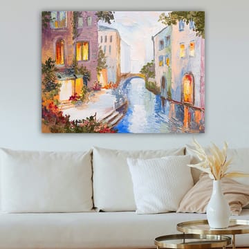 Canvastavla 70x100 cm - Pittoresk kanal med färgglada hus och en bro som speglas i vattnet - Ljusblå / Lila / Orange - Inredning & dekor - Tavlor & konst - Canvastavla