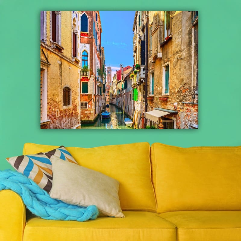Canvastavla 70x100 cm - Pittoresk kanal i Venedig omgiven av färgglada byggnader - Gult / Rött / Grönt - Inredning & dekor - Tavlor & konst - Canvastavla