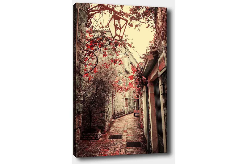 Canvastavla 70x100 cm - Pittoresk gränd kantad av gamla byggnader och blommor i röd nyans - Röd / Beige - Inredning & dekor - Tavlor & konst - Canvastavla