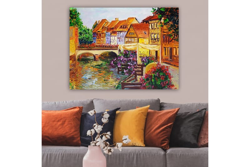 Canvastavla 70x100 cm - Pittoresk kanal med färgglada hus och blommor som pryder kanten - Grön / Lila / Orange - Inredning & dekor - Tavlor & konst - Canvastavla