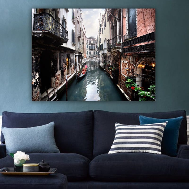 Canvastavla 70x100 cm - Pittoresk kanal i Venedig med gondoler och historiska byggnader - Mörkblå / Tegelröd / Grön - Inredning & dekor - Tavlor & konst - Canvastavla