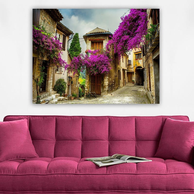 Canvastavla 70x100 cm - Pittoresk gränd omgiven av färgglada blommor i en charmig bymiljö - Lila / Grön / Beige - Inredning & dekor - Tavlor & konst - Canvastavla