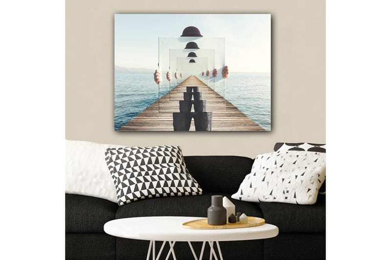 Canvastavla 70x100 cm - Person som håller upp flera genomskinliga skivor som skapar en illusion av djup och perspektiv på en brygga vid vattnet - Blå / Svart / Vit - Inredning & dekor - Tavlor & konst - Canvastavla