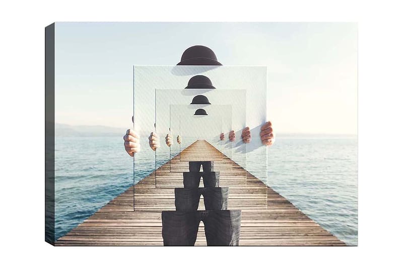 Canvastavla 70x100 cm - Person som håller upp flera genomskinliga skivor som skapar en illusion av djup och perspektiv på en brygga vid vattnet, Blå / Svart / Vit