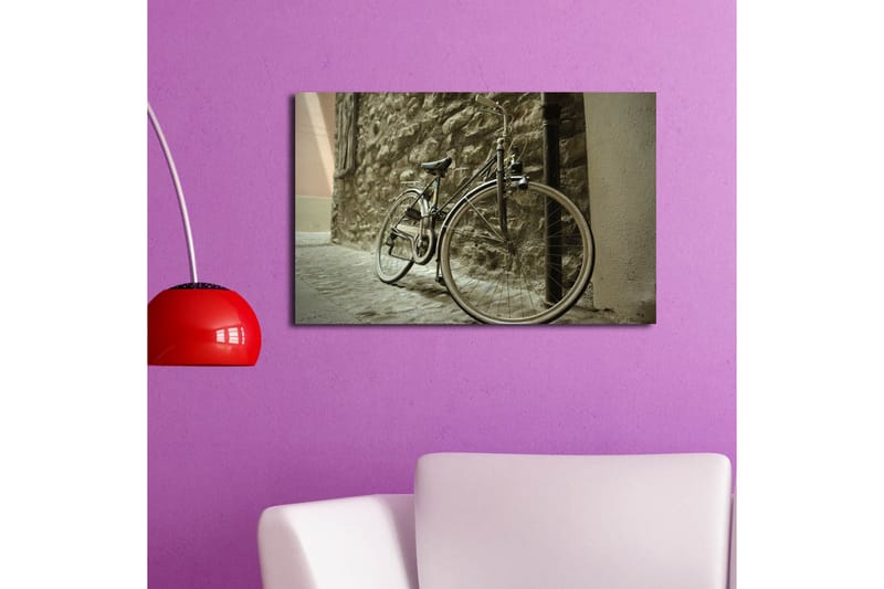 Canvastavla 70x45 cm - Cykel lutad mot en stenmur - Grå / Svart / Beige - Inredning & dekor - Tavlor & konst - Canvastavla
