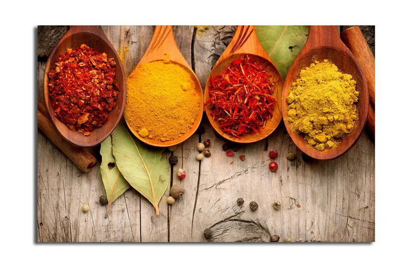 Canvastavla 70x45 cm - Färgglada kryddor i träskedar, Röd / Gul / Orange