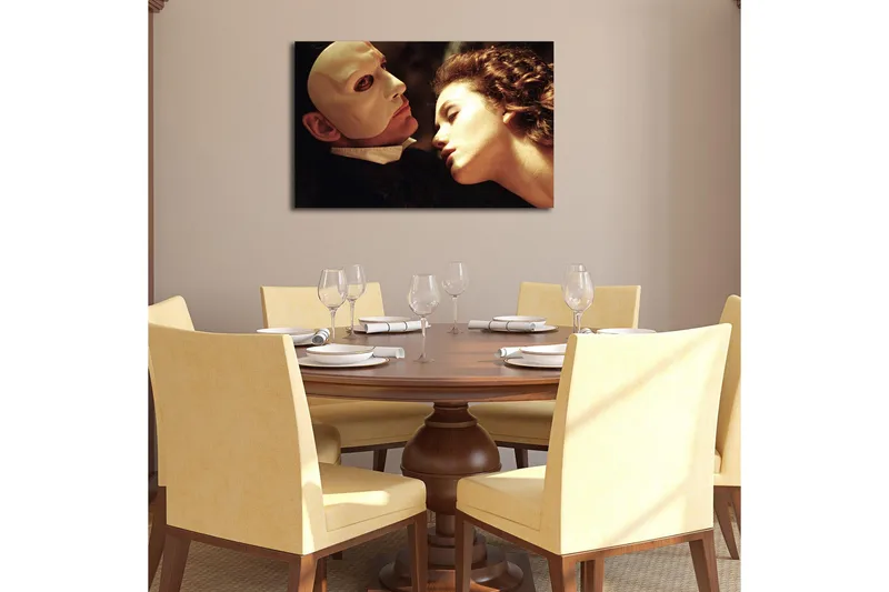 Canvastavla 70x45 cm - Intensiv känslomässig scen mellan två personer med fokus på en maskerad man och en kvinna - Hudton / Vit / Svart - Inredning & dekor - Tavlor & konst - Canvastavla