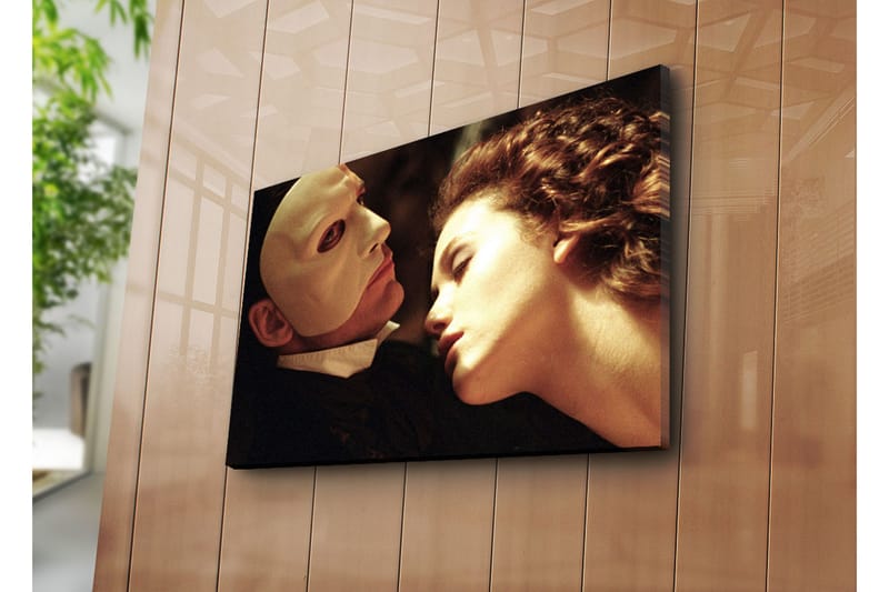 Canvastavla 70x45 cm - Intensiv känslomässig scen mellan två personer med fokus på en maskerad man och en kvinna - Hudton / Vit / Svart - Inredning & dekor - Tavlor & konst - Canvastavla