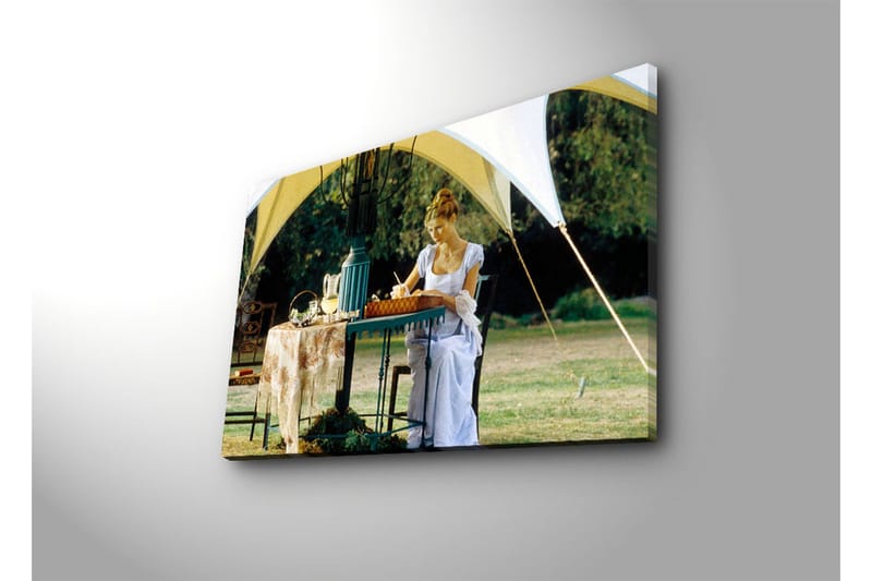 Canvastavla 70x45 cm - Kvinna som skriver vid ett bord under ett tält i en grönskande miljö - Grön / Vit / Blå - Inredning & dekor - Tavlor & konst - Canvastavla